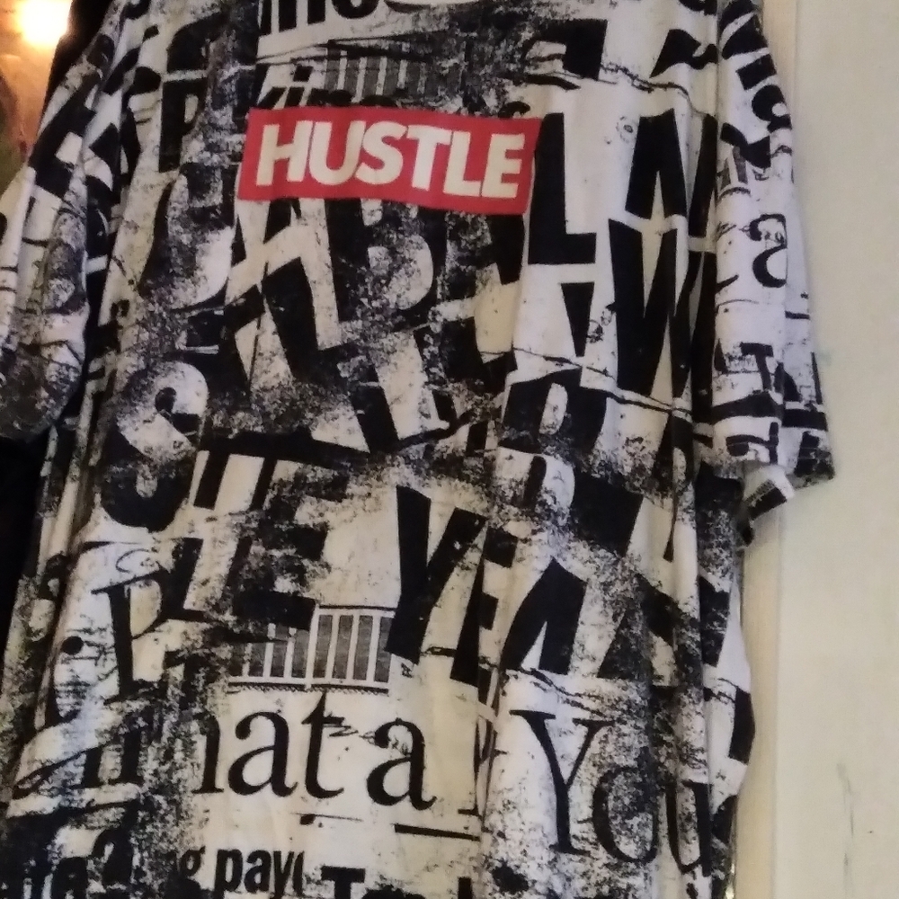 Men's  Short Sleeve Shirt size 5X Hustle print with urban background